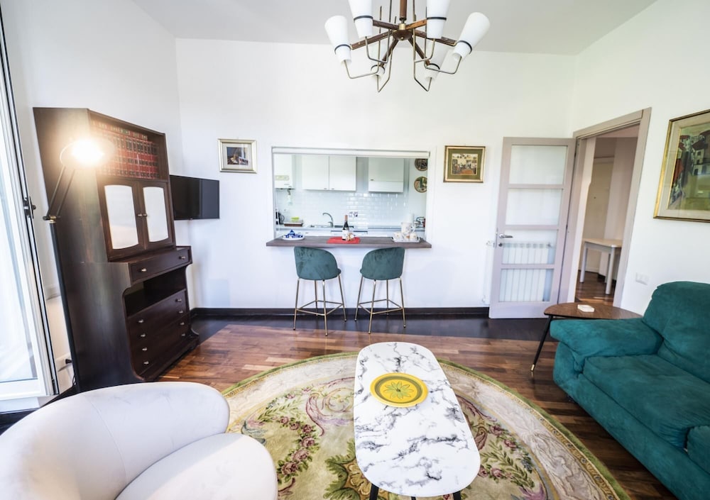 Testaccio Luminous and Large Apartment