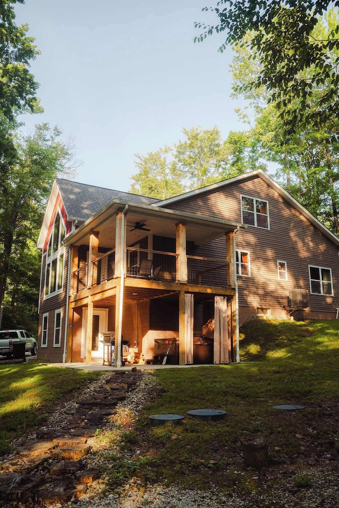 Modern 2 BD Cabin With hot tub & Games & Central Loc