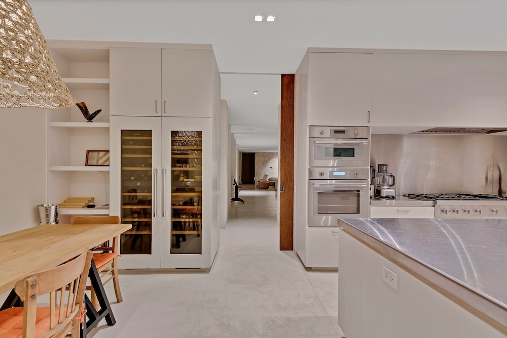 Magnificent 5BR Modern Tropical Villa With Pool