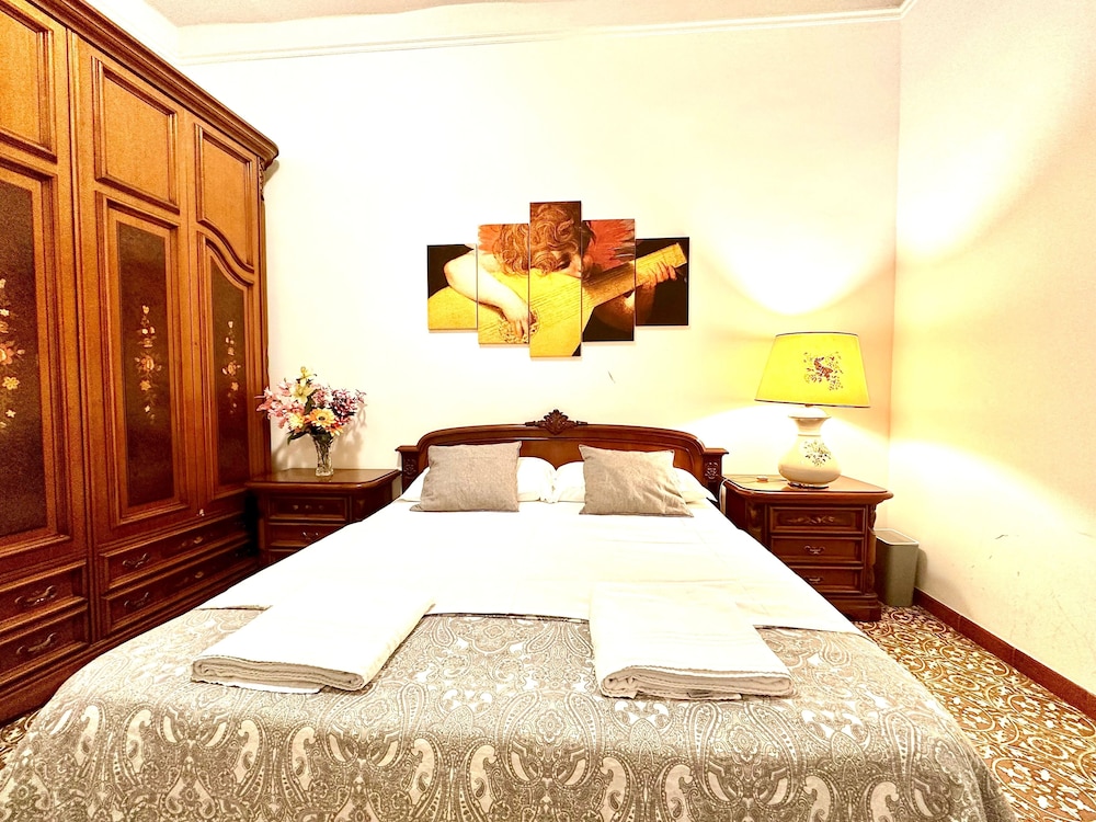 4 Bed-sleeps 8-central Rome-5 Min to Colosseum