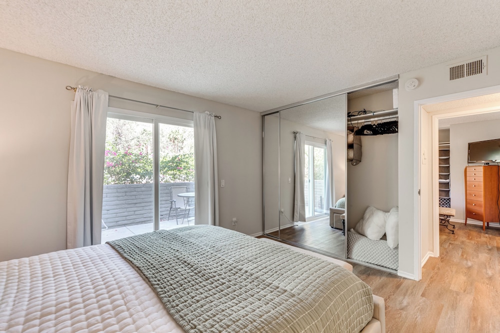2 Mi to Downtown: Gated Condo in Palm Springs