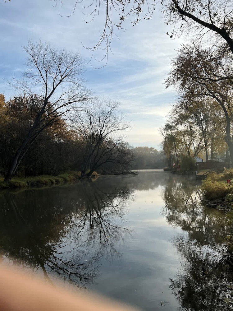 Cozy 3BR Cabin With Hot Tub on Nippersink Creek