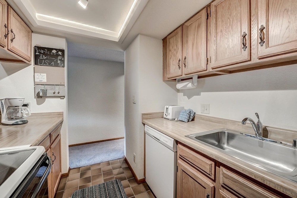 Mountainside 229e 1 Bedroom Condo by RedAwning