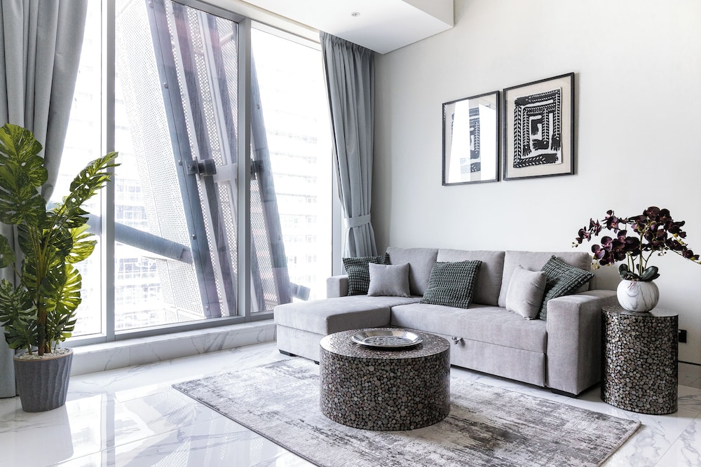 SIMPLY COMFORT Urban Chic Suites in J One Tower City & Canal Views