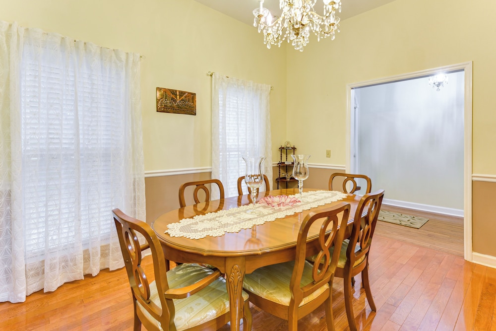 3 Mi to Historic Dtwn: Family Retreat in Beaufort!
