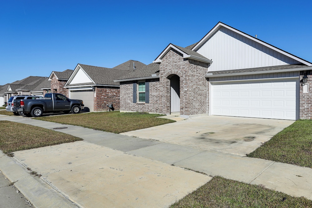 13 Mi to Baton Rouge: Family-friendly Home