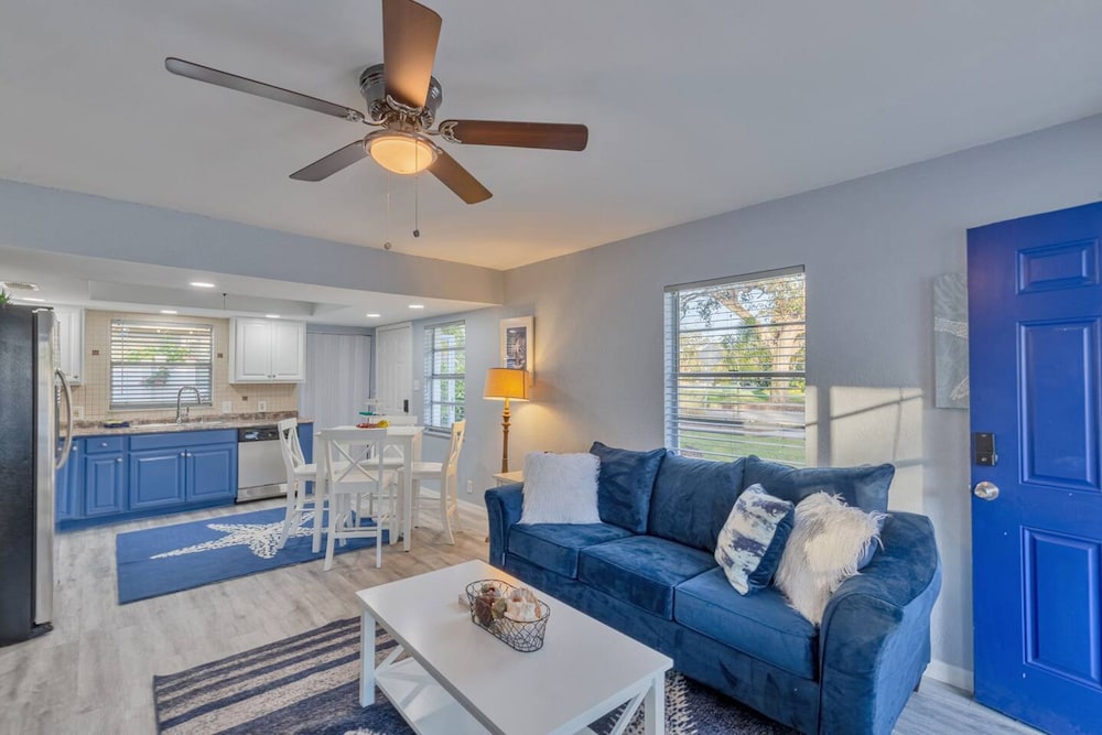 Royal Blue Downtown-gulfport-heated Pool