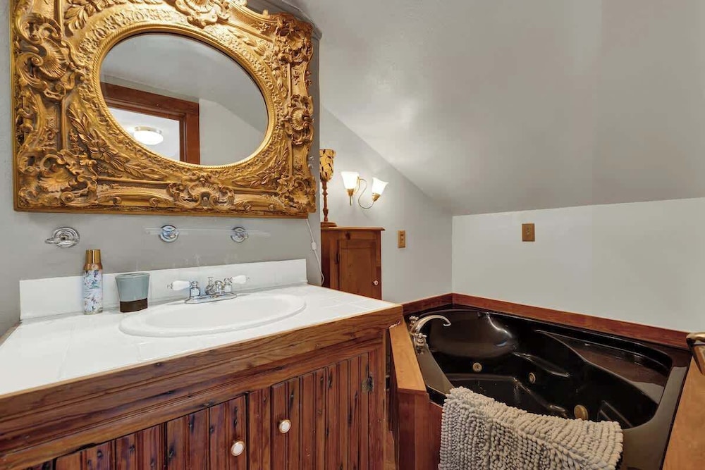 West Suite in Gillespie House -steps to Main Street!
