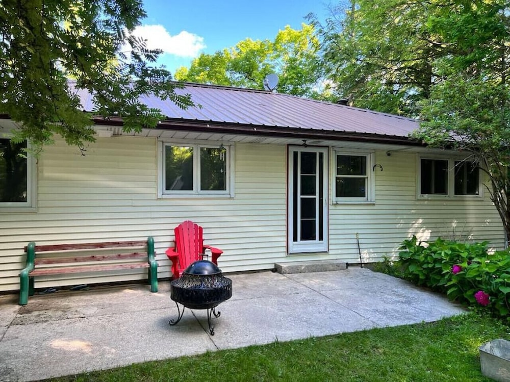 Marmora Hideaway - Peaceful Cottage w Wi-fi Clearwater