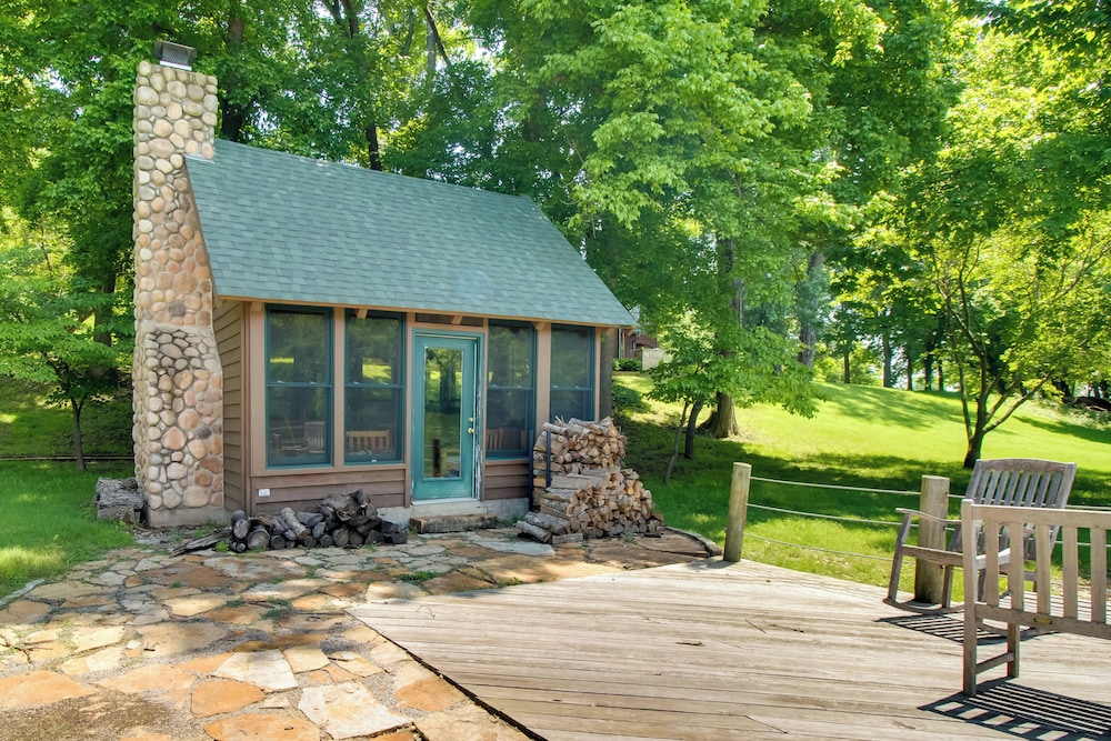 Dock Access: Romantic River Retreat in Gassville