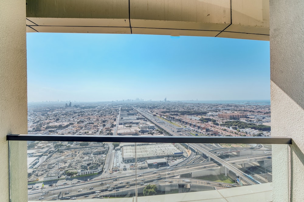 PVH - Contemporary 2BR - Aykon Tower C