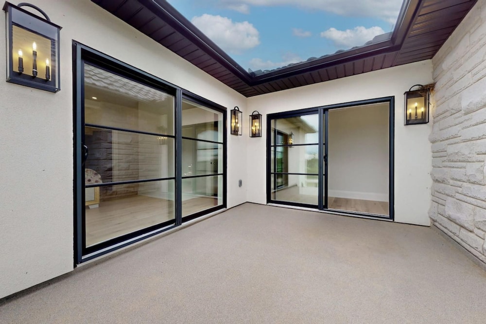 Lucky Mansion Luxury Villa in Fort Erie