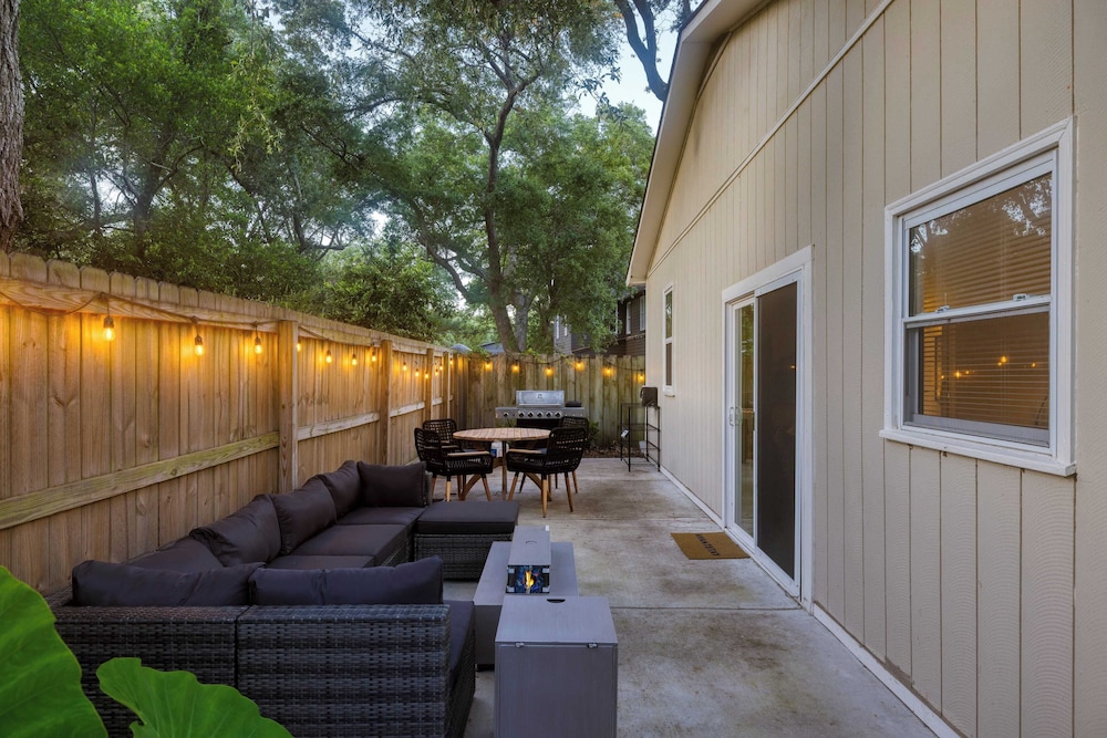 Arsenal Buyout by Avantstay 2 Homes Near Sullivans Island w/ Outdoor Dining