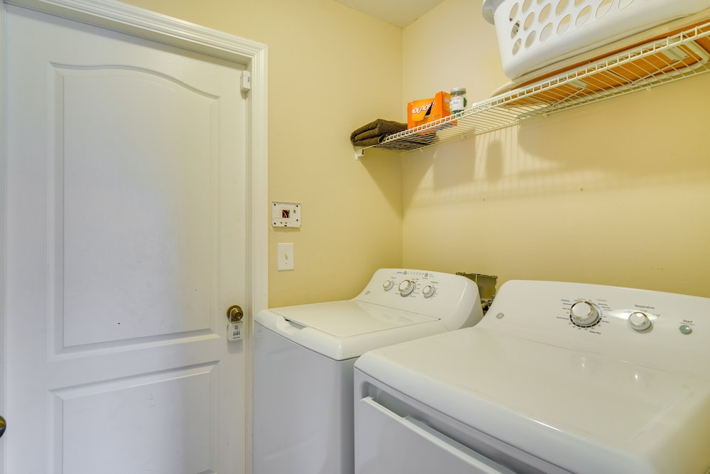 Family-friendly Home  10 Mi to Dtwn Cape Coral - Property Image 1