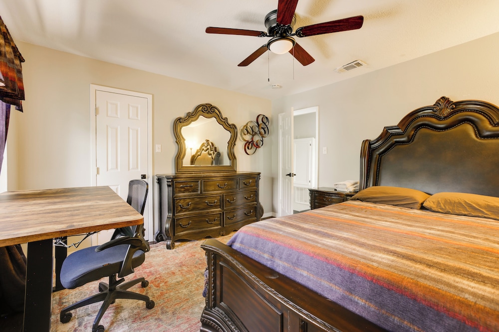 4 Mi to Iah: Suburban Houston Townhome