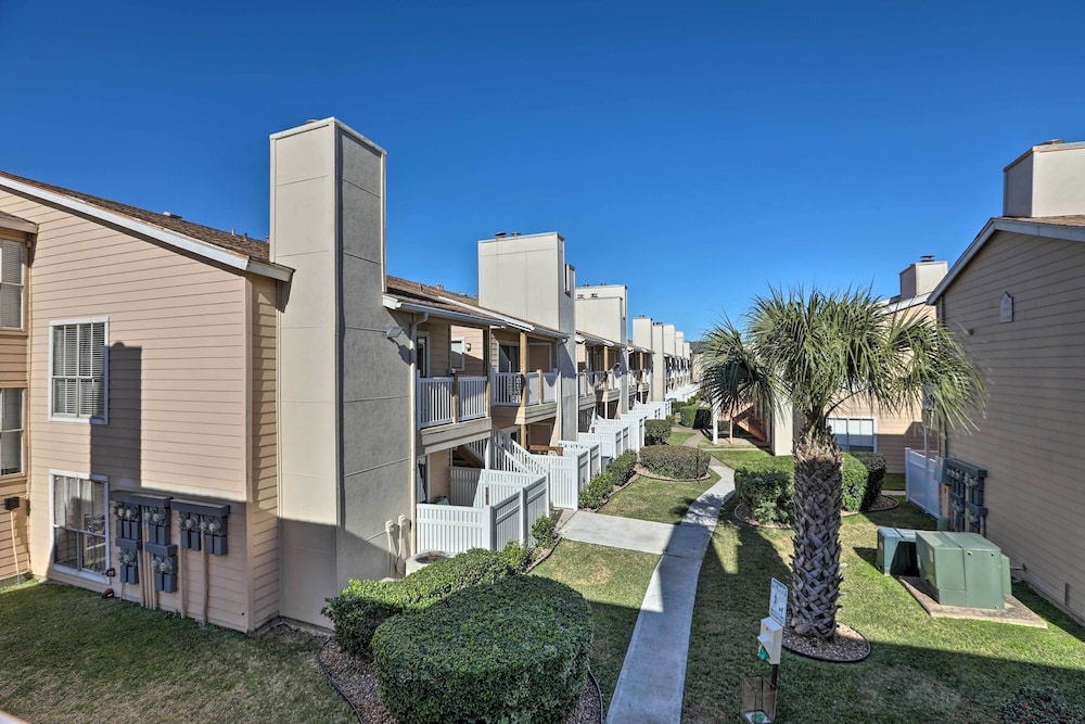 Balcony & Pool Access: Condo in Galveston!