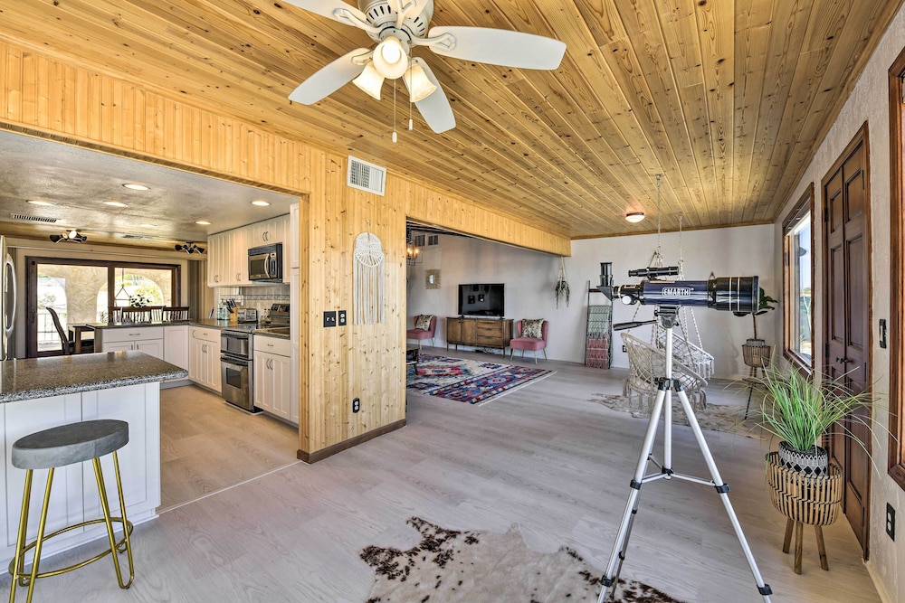 Chic Joshua Tree Pad w/ Mountain Views  Hot Tub - Property Image 29