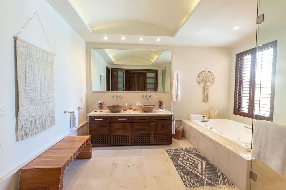 Calm and Cosy 4 Bedroom Condo - Property Image 6
