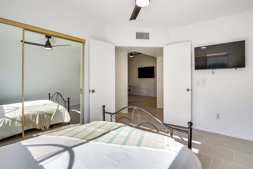 Pet-friendly Palm Desert Retreat: Golf Course View