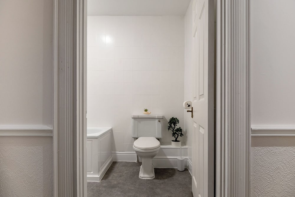 Garden Flat Apartment in Grosvenor Place