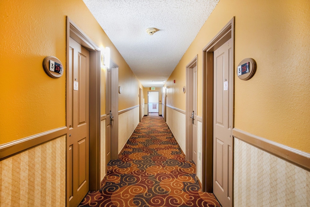 Castle Rock Vacations - OYO Hotel Castle Rock CO Downtown - Property Image 8