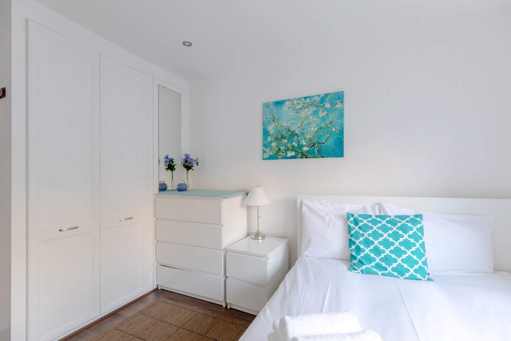 Radiant and Roomy 2BD Flat - Fulham!