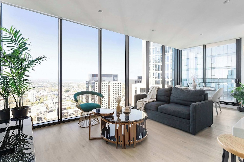 A Cozy 2BR Apt With Panoramic Views, Free Parking