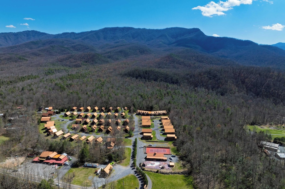 Hot Tub + Foosball Access to Pool, Tennis, Gym Chill'n in the Smokies