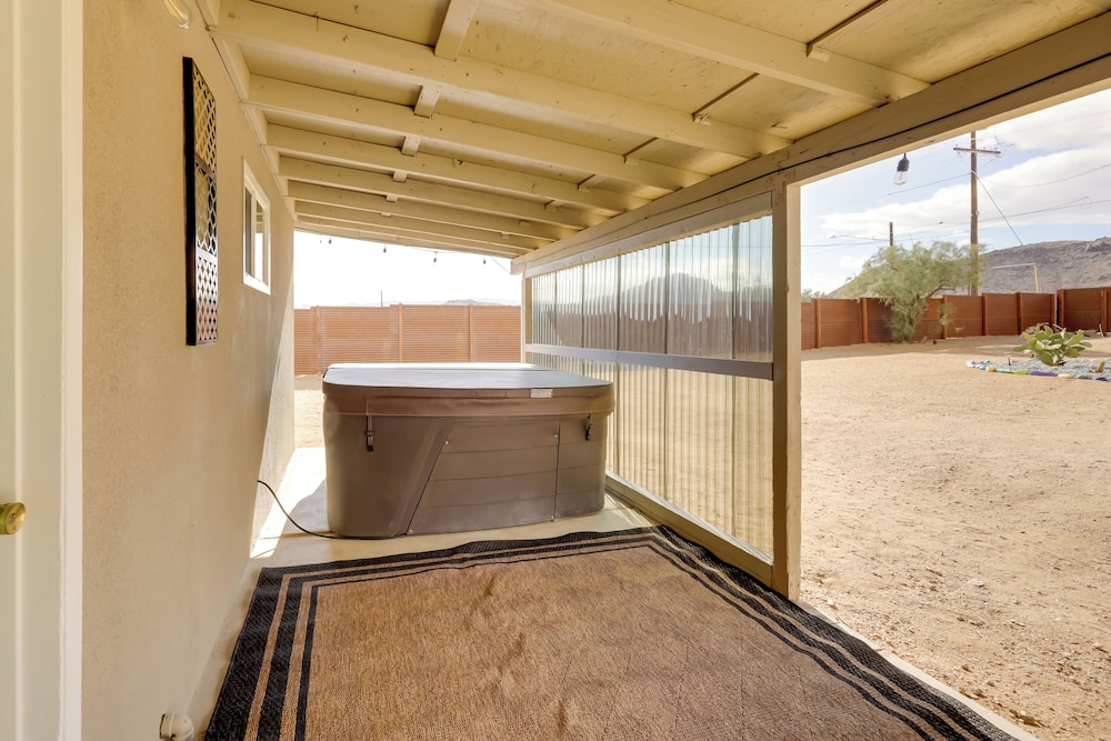 Mtn-view Home ~ 8 Mi to Joshua Tree Natl Park!