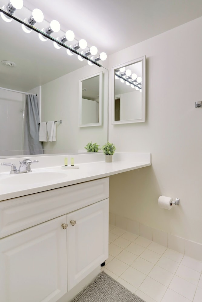 Modern 2BR Apt in Crystal City near D.C.