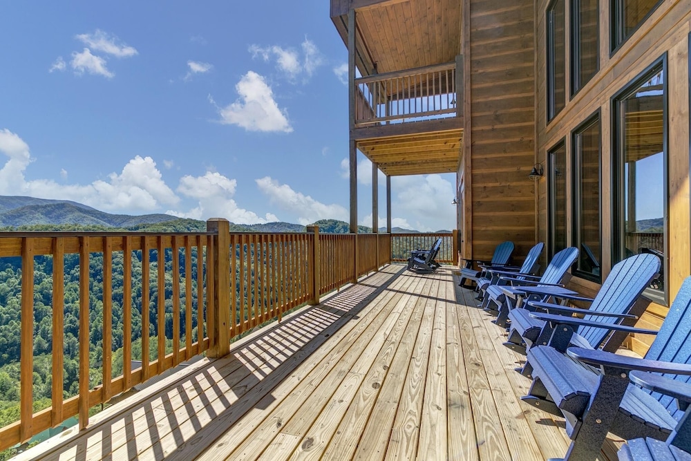 Bear Hugs - 5 Bedrooms, 5.5 Baths, Sleeps 20 5 Cabin by RedAwning view 2