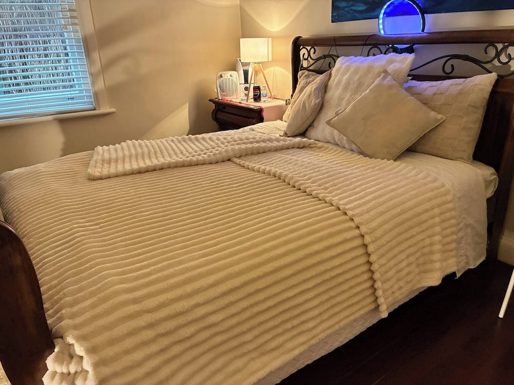 Cozy Tusmore Apartment With Private Garden City View Near Burnside Village Mall