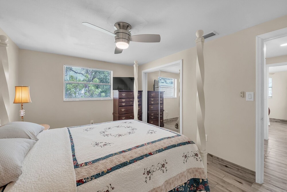 Elwood Park Gem: Spacious 3br Prime Location 3 Bedroom Home