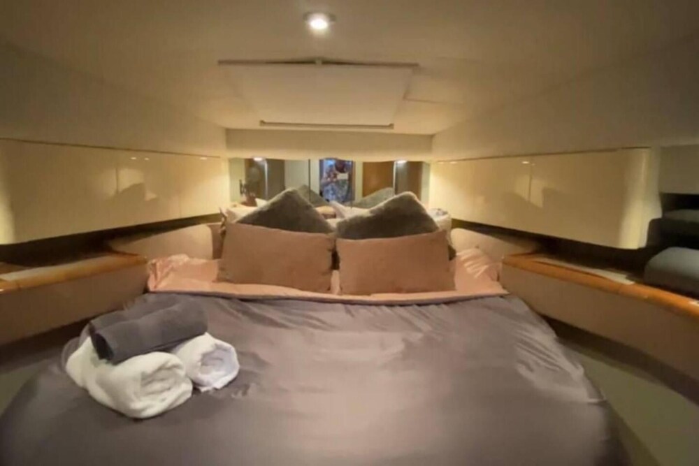 Romantic 3beds Yacht Escape on Thames view 2