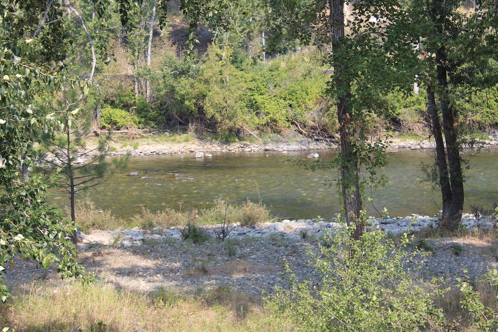 Methow River Lodge & Cabins