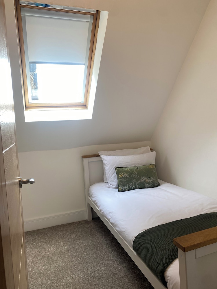 Bright & Spacious, Central for Airport and Glasgow view 2