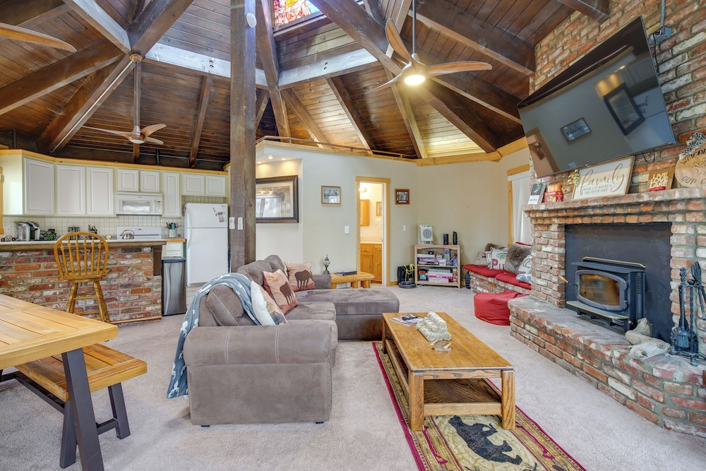 Big Bear Cabin w/ Hot Tub < 3 Mi to Skiing!