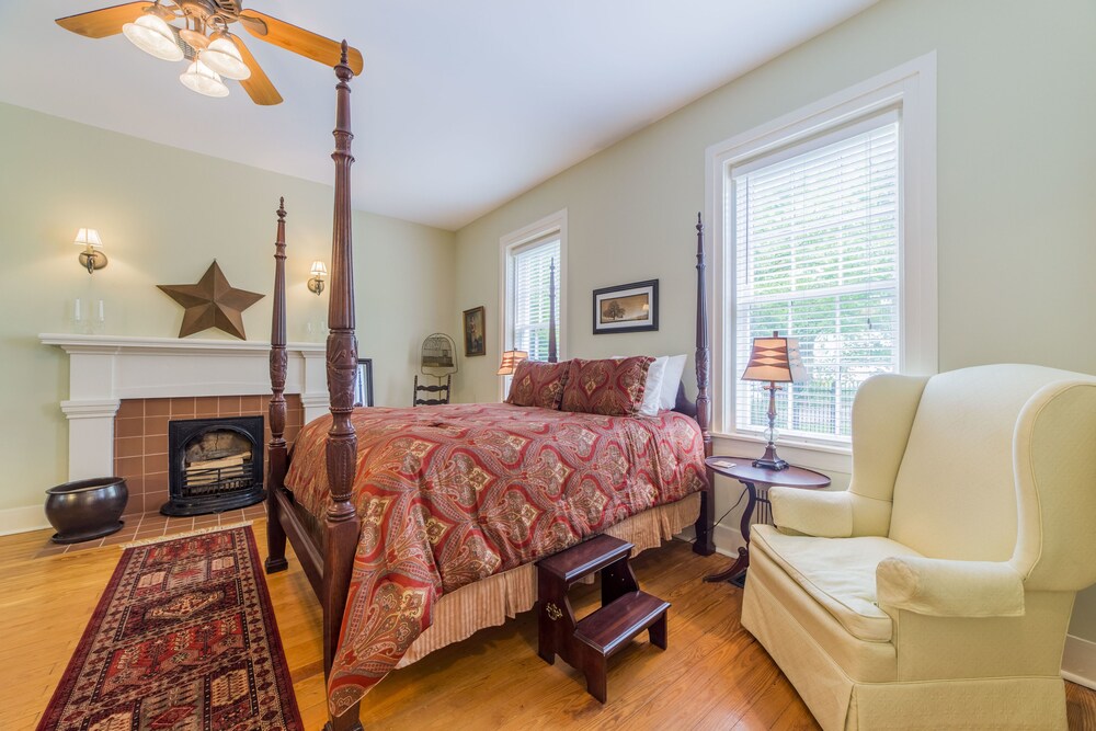 Bourbon Manor B&B