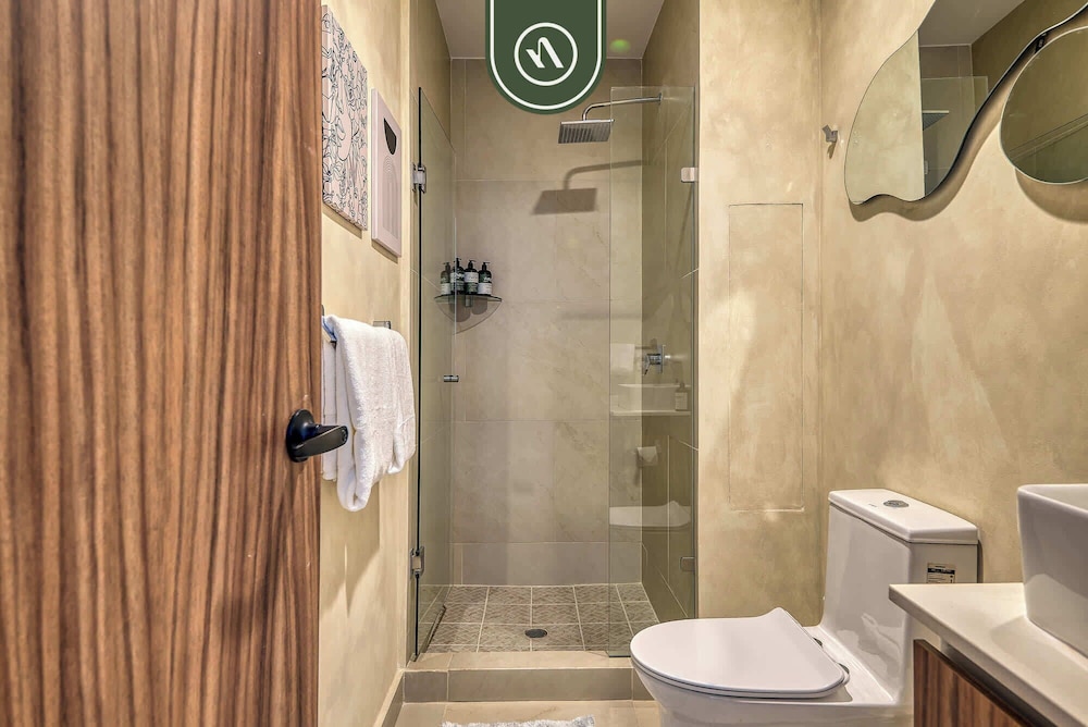 Luxury 2 BR Condo Near Beaches - Pools - Gym