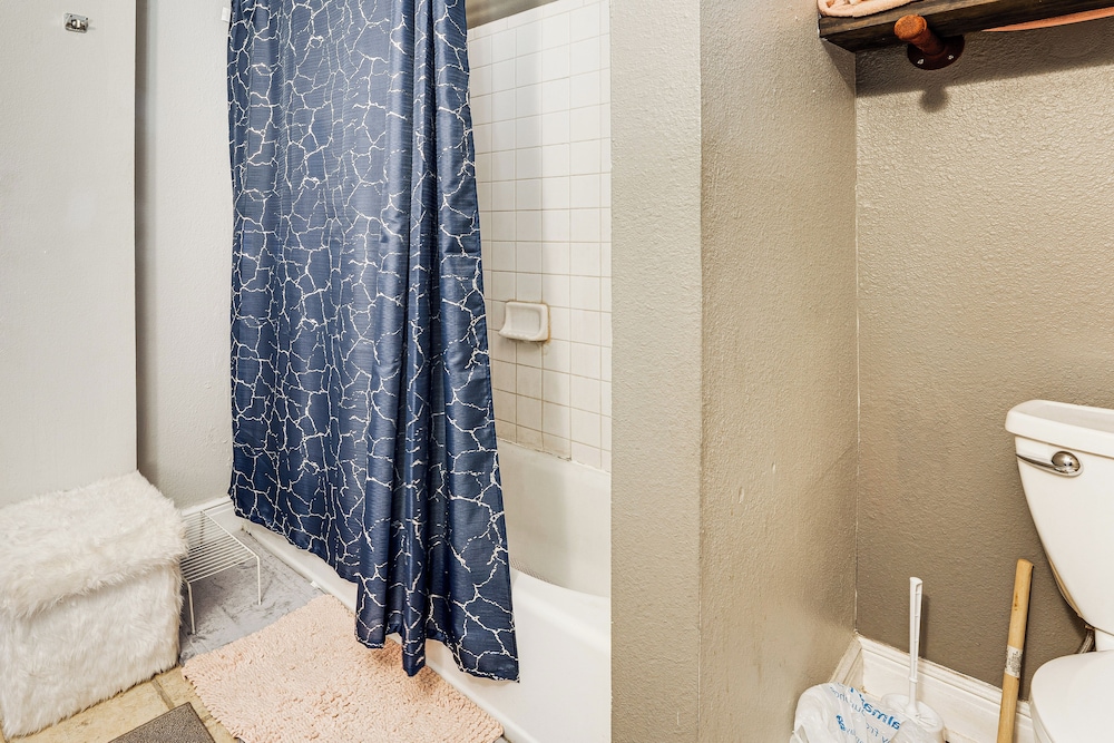 Walk to Corpus Christi Bay: Loft w/ Shaded Parking
