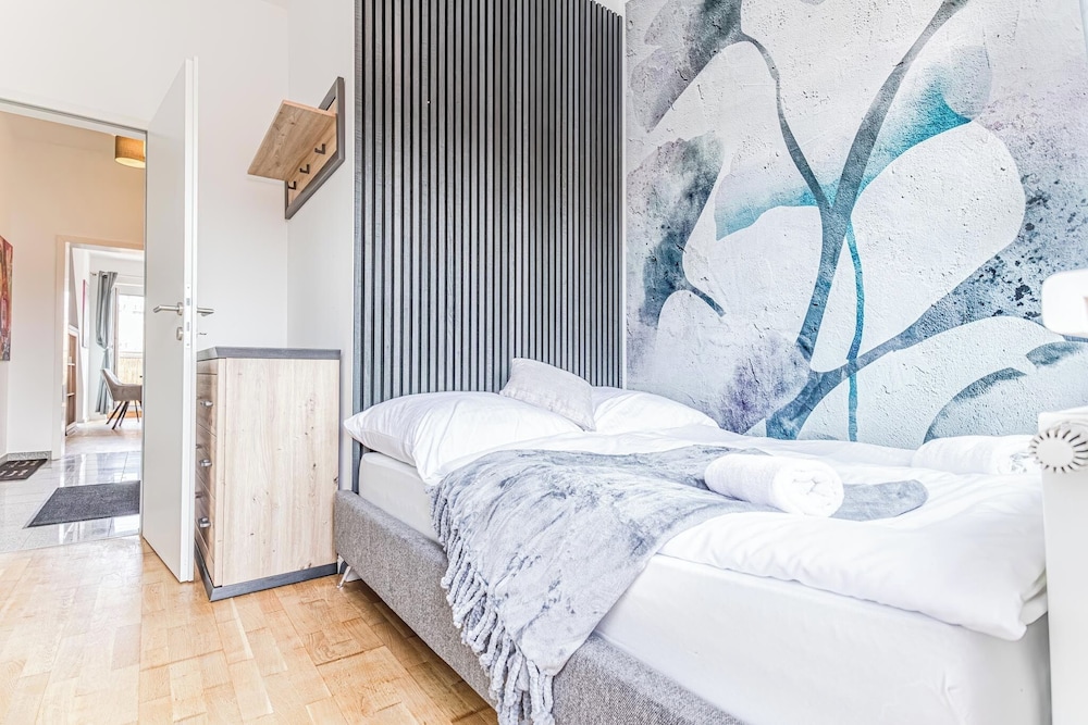 Luxury AC Balcony Apartment City Center