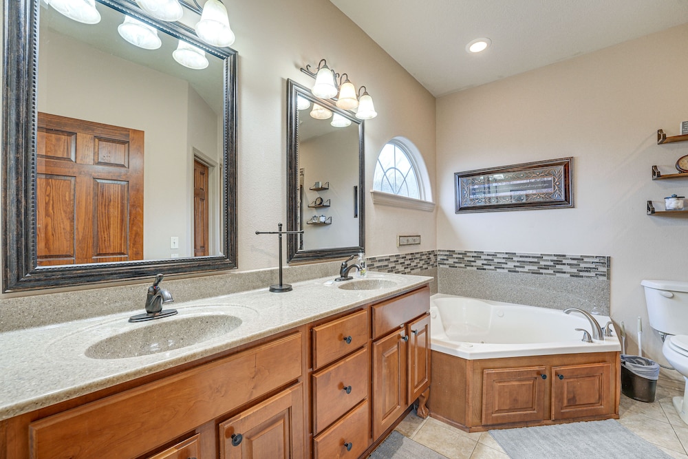 Relax Fireside: Branson West Gem w/ Hot Tub Access