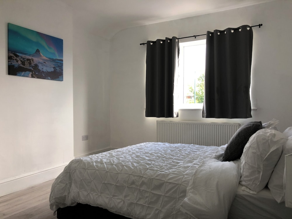 Immaculate 3-bed House in Nottingham view 3