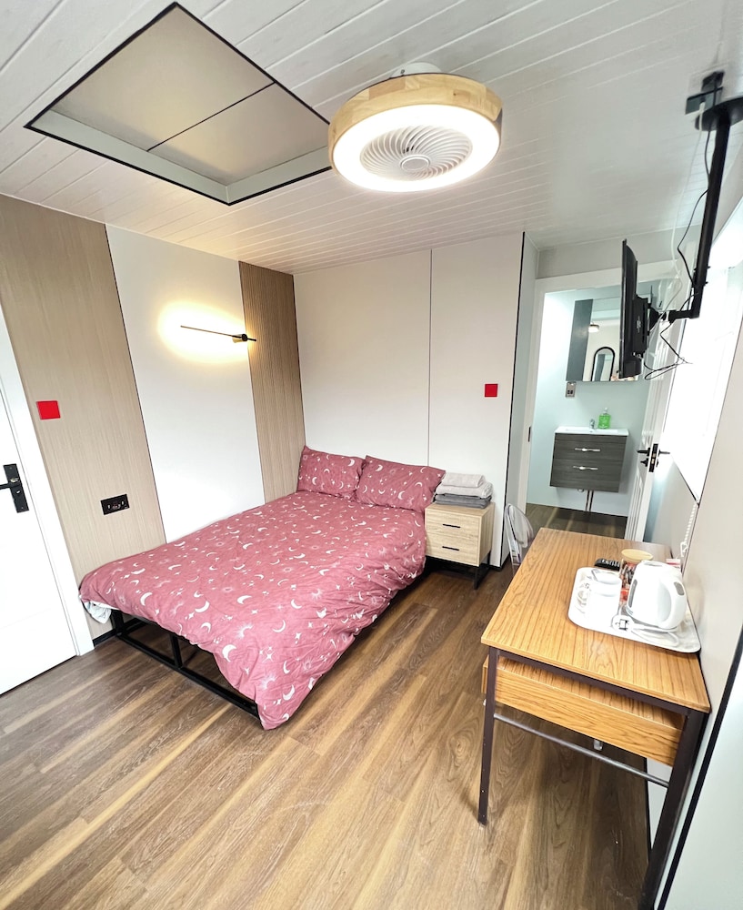 OYO Welsh Holiday Accommodation - Modern Stay