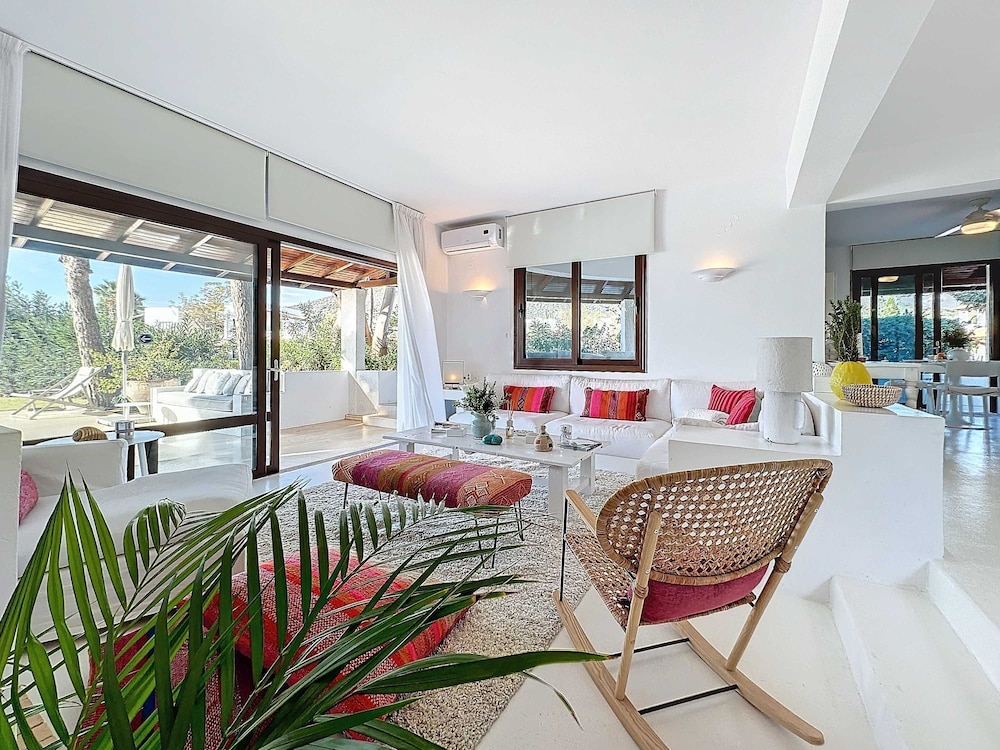 Perfect Seaside Villa Large Pool Boat Dock