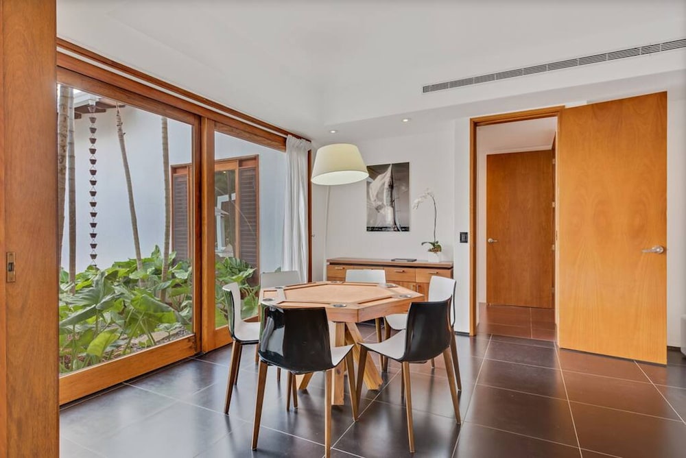 Beautifully-designed Contemporary Villa