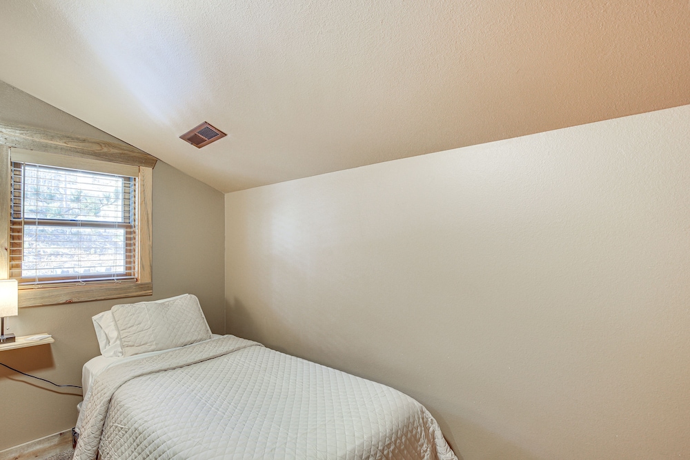 Lead Home w/ Pool Access: 3 Mi to Terry Peak Mtn! view 5