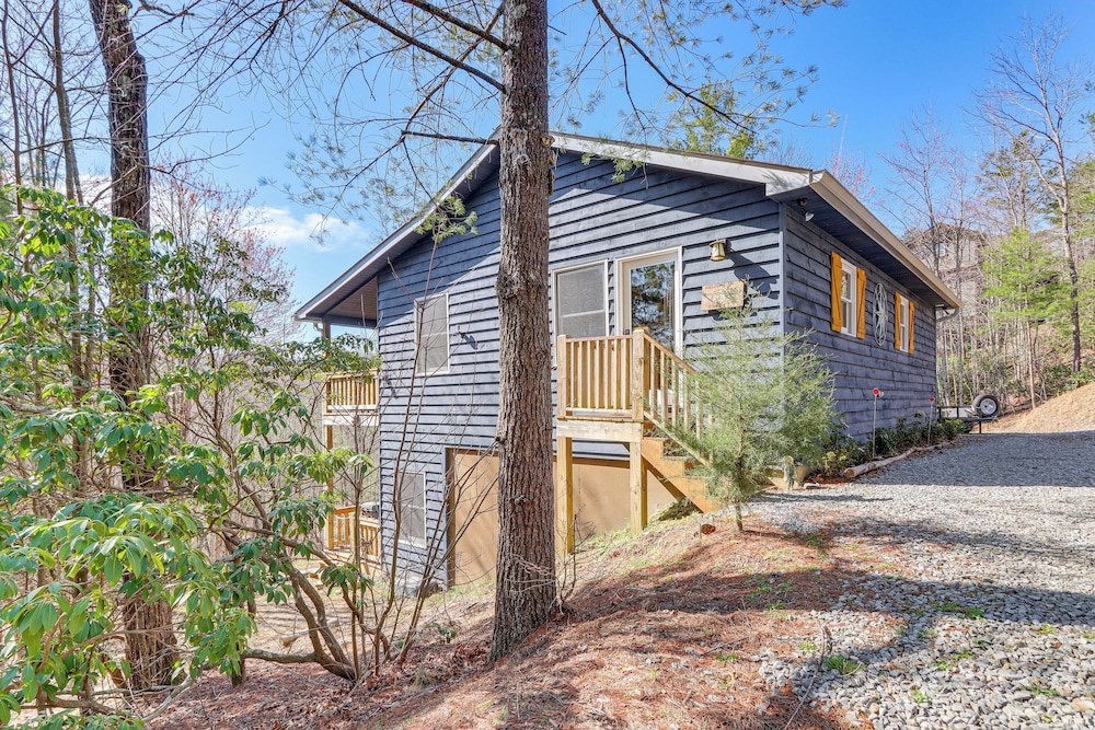 Couple's Retreat: Mtn-view Cabin in Blue Ridge!