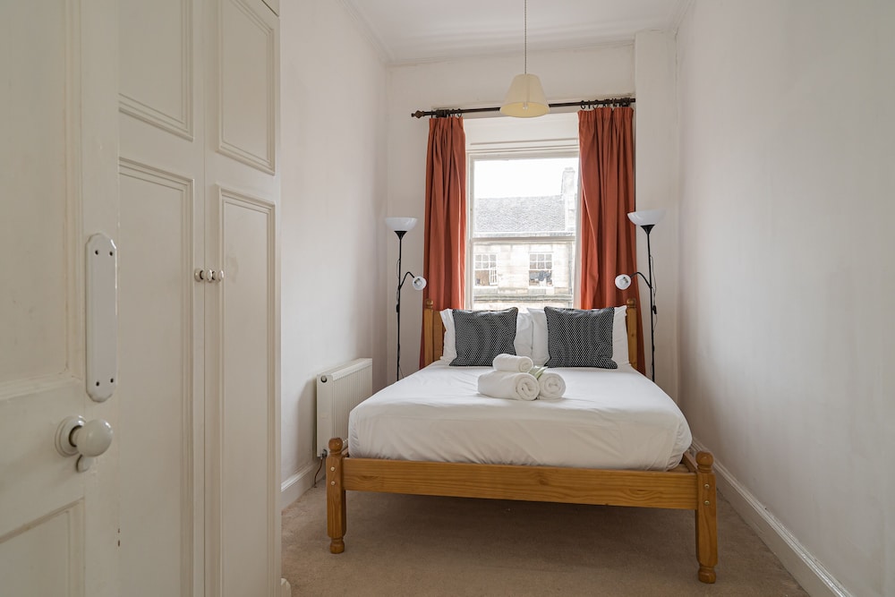Spacious 3BR New Town Apartment view 5