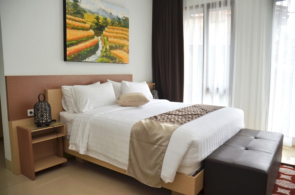 Mentari Hill View 8 BR heated pool and movie room